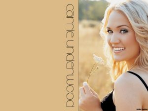 Christian Singer: Carrie Underwood Smiling On Field Wallpaper